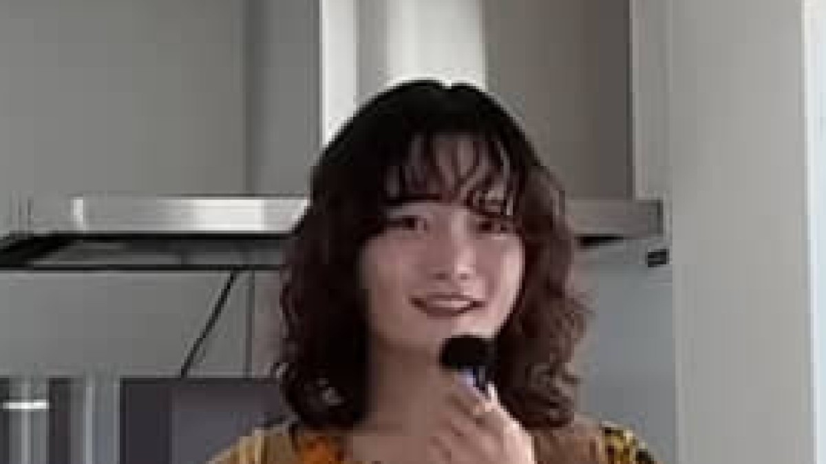 20代女性、“ド派手な古着のワンピース”を着こなしてみたら……　目からウロコのコーディネートに「マジの上級者」「めっちゃ平成感！」（1/2） | ファッション ねとらぼ