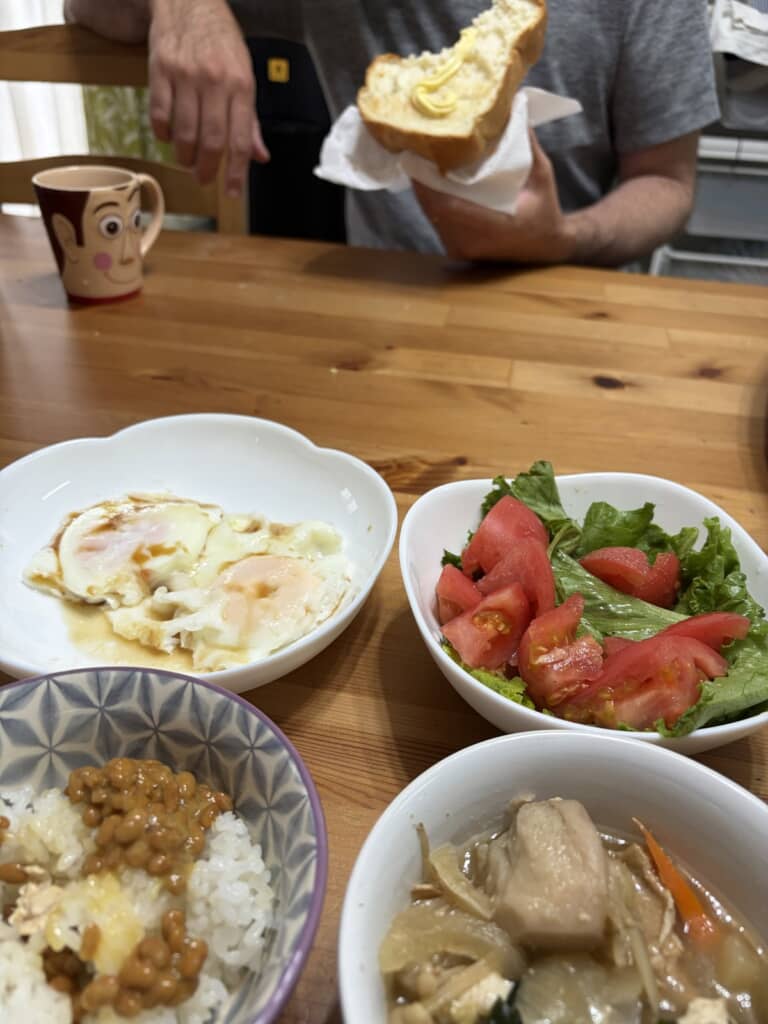 夫のパンとコーヒーと妻の日本的な朝食の差がすごい