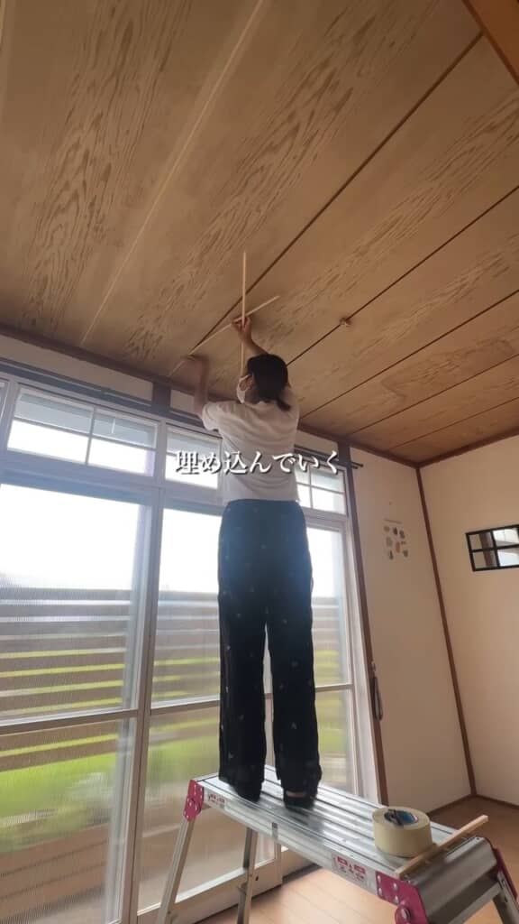 まず細い木材で隙間埋め