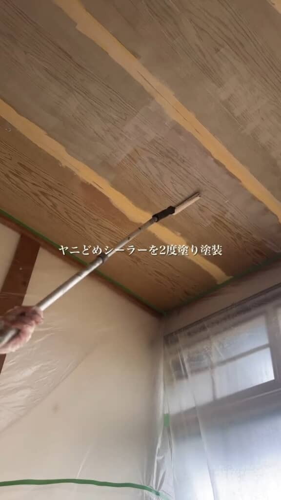 壁を養生し、シーラーを入念に二度塗り