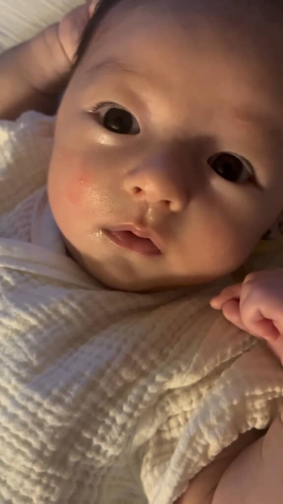 ぱっちり目を開いた赤ちゃん
