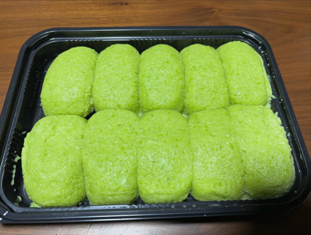 宮城土産の「ずんだおはぎ」。あんの緑色がきれい！