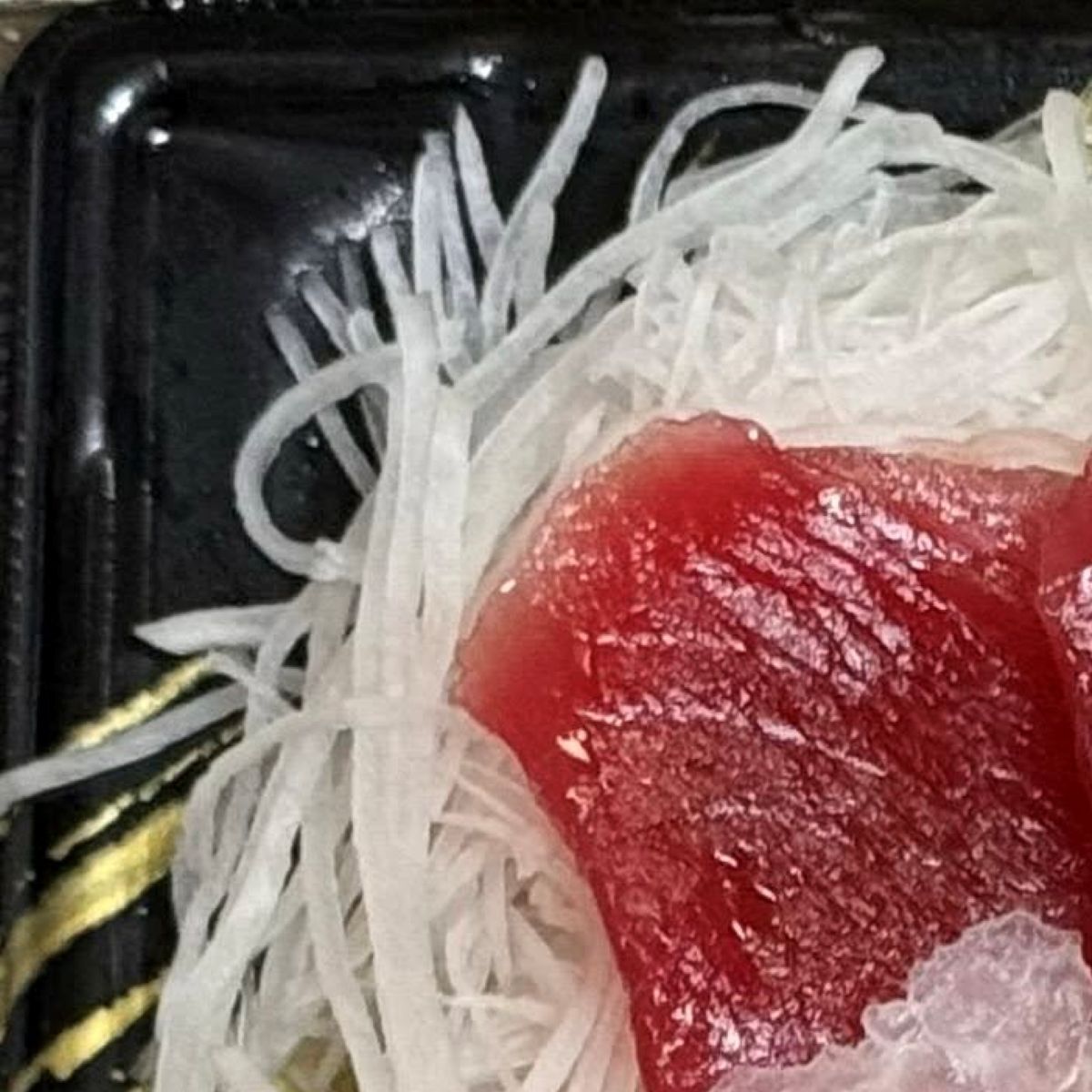 2000円の“刺身盛り合わせ”→開けてみると…… 目を疑う中身に「電卓壊れてません？」「6000円払っても良い」 | ライフスタイル ねとらぼ