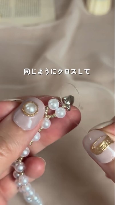 留め具に通し、ビーズにクロスさせて通します