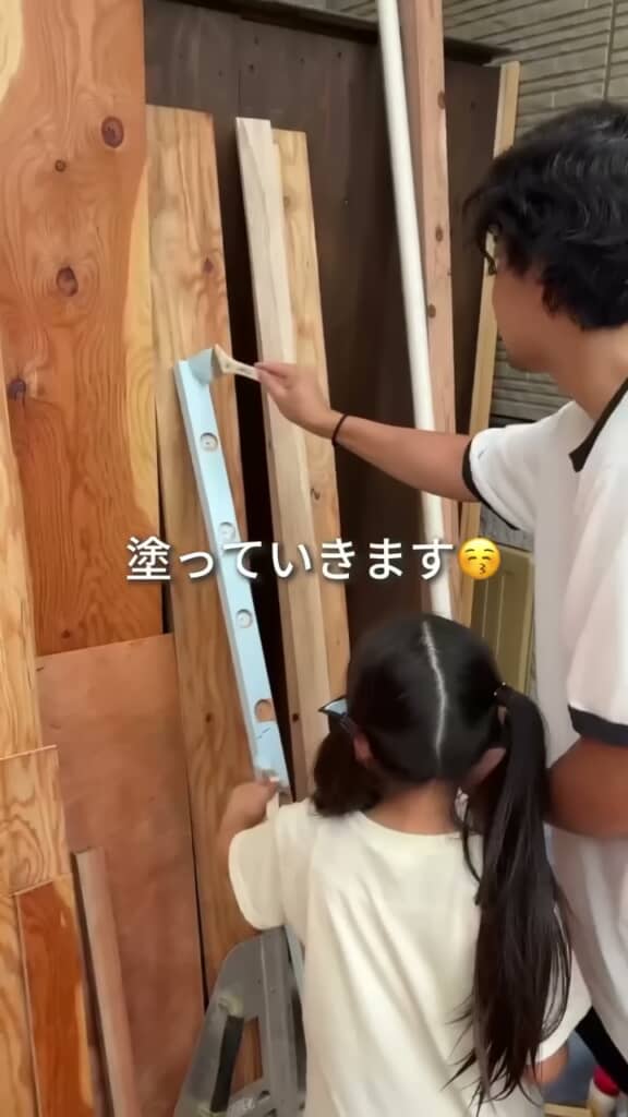 長女と一緒に部品を塗装していく投稿者