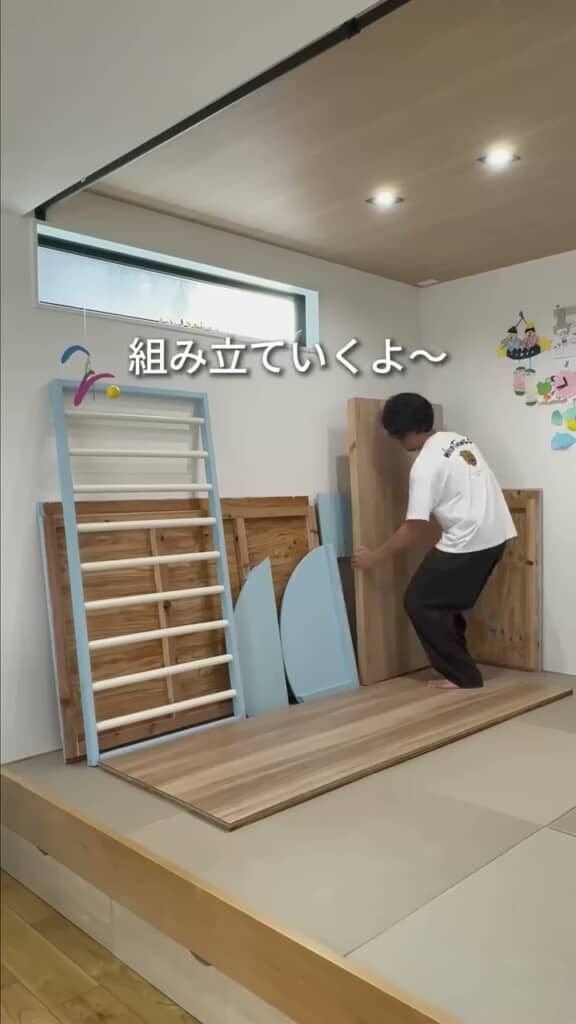 室内に運び込んだパネル