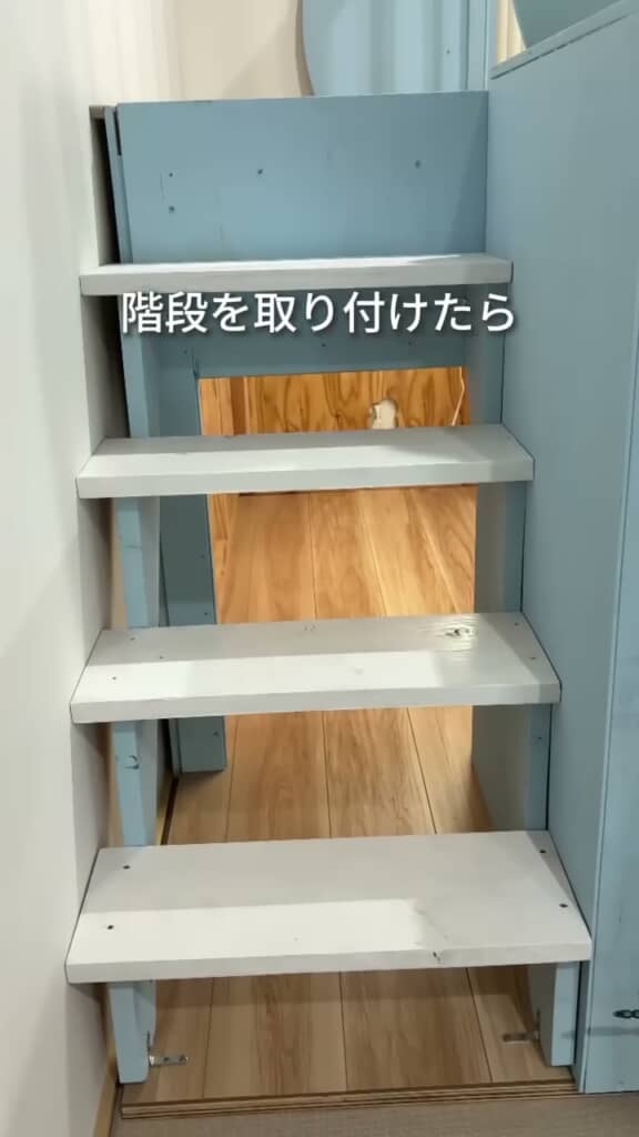 ヌック側面に設けた階段