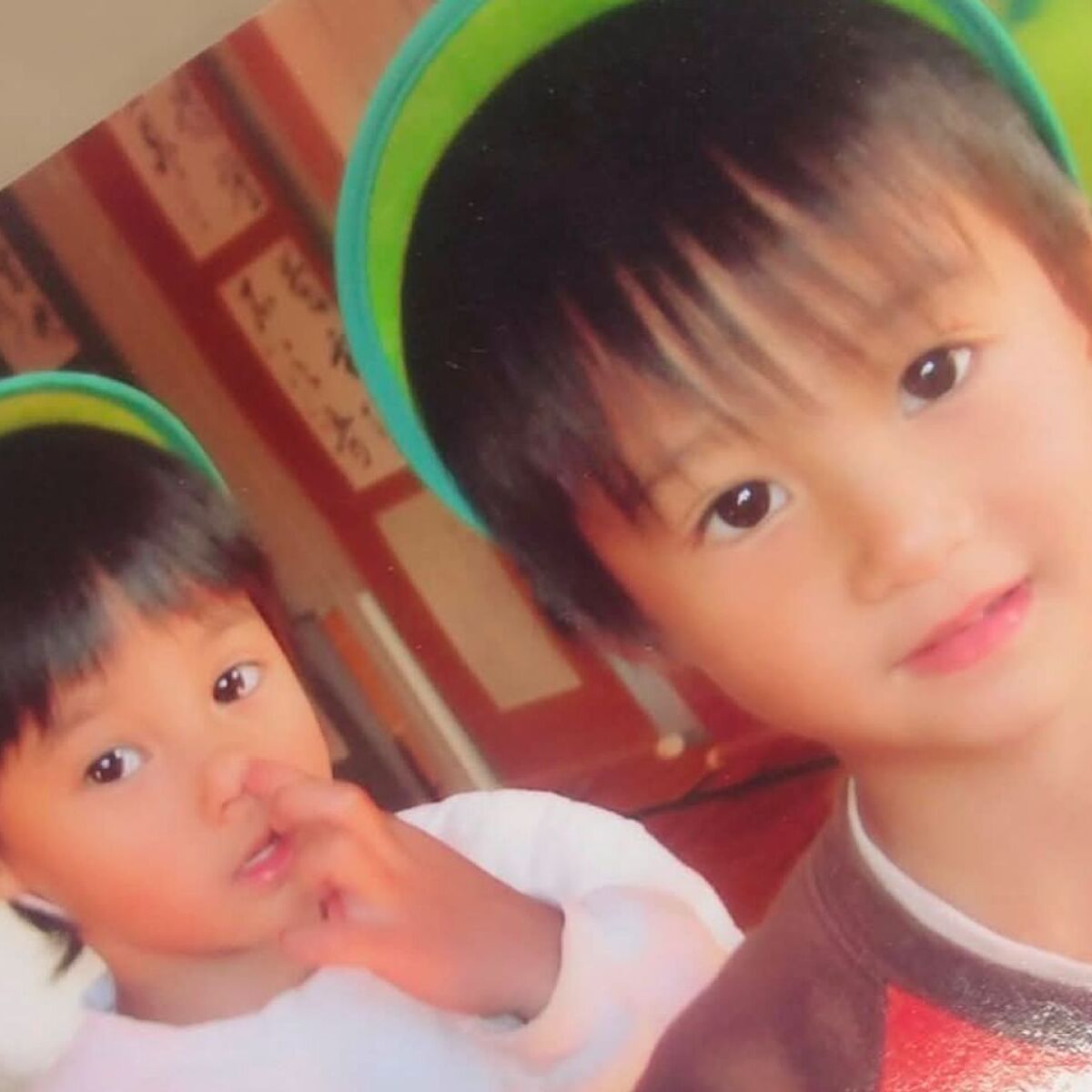 「こんな可愛い双子初めて見た」5歳双子兄弟→21年後……　現在の姿に「破壊力すごいね」「こんな双子の母になりたかった」 | ライフスタイル ねとらぼ