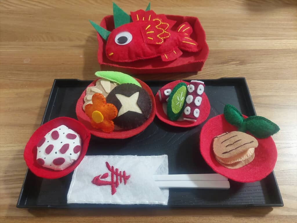 フェルト生地で作ったお食い初めのお膳