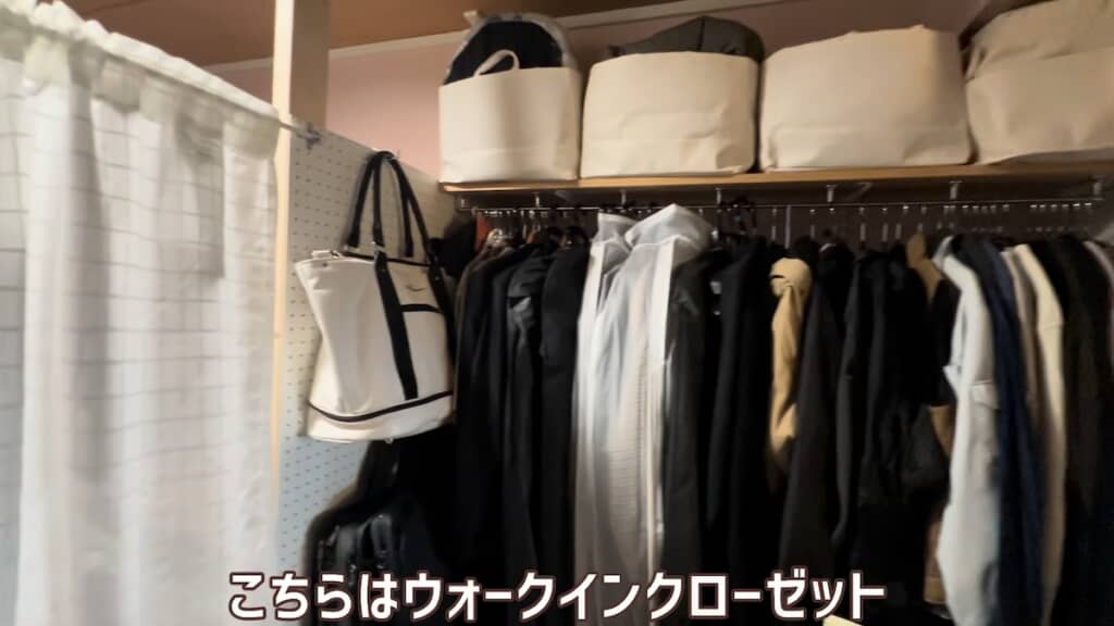 壁で仕切られたスペースはウォークインクローゼットになっています