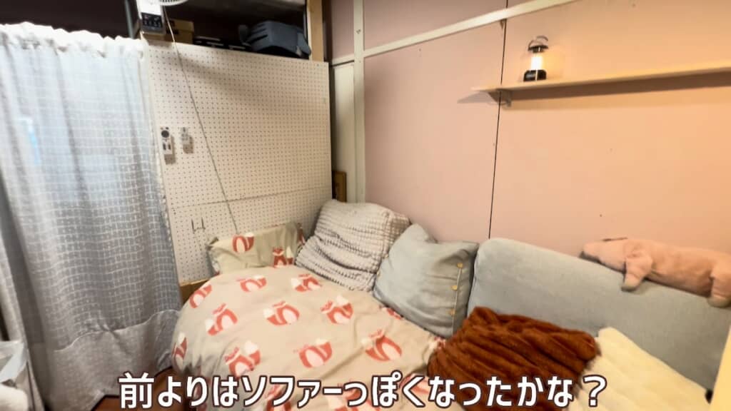 ベッドで寝ないという娘さんのために、ベッドはソファーっぽい見た目に