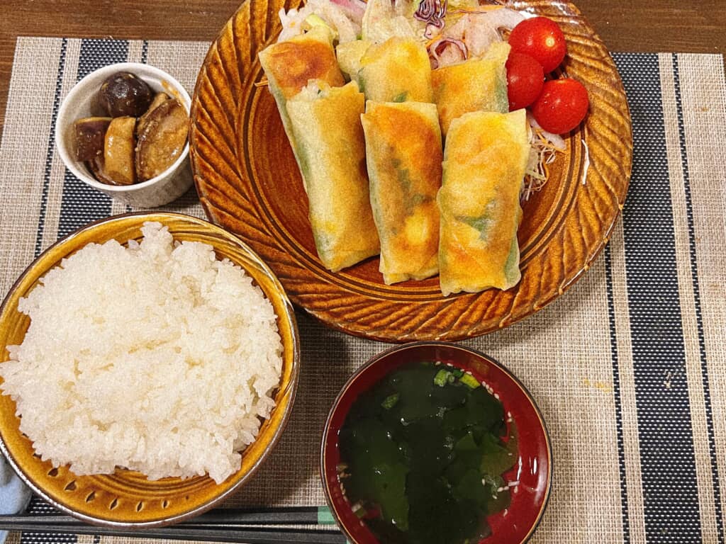 春巻きがカリッと揚がっています