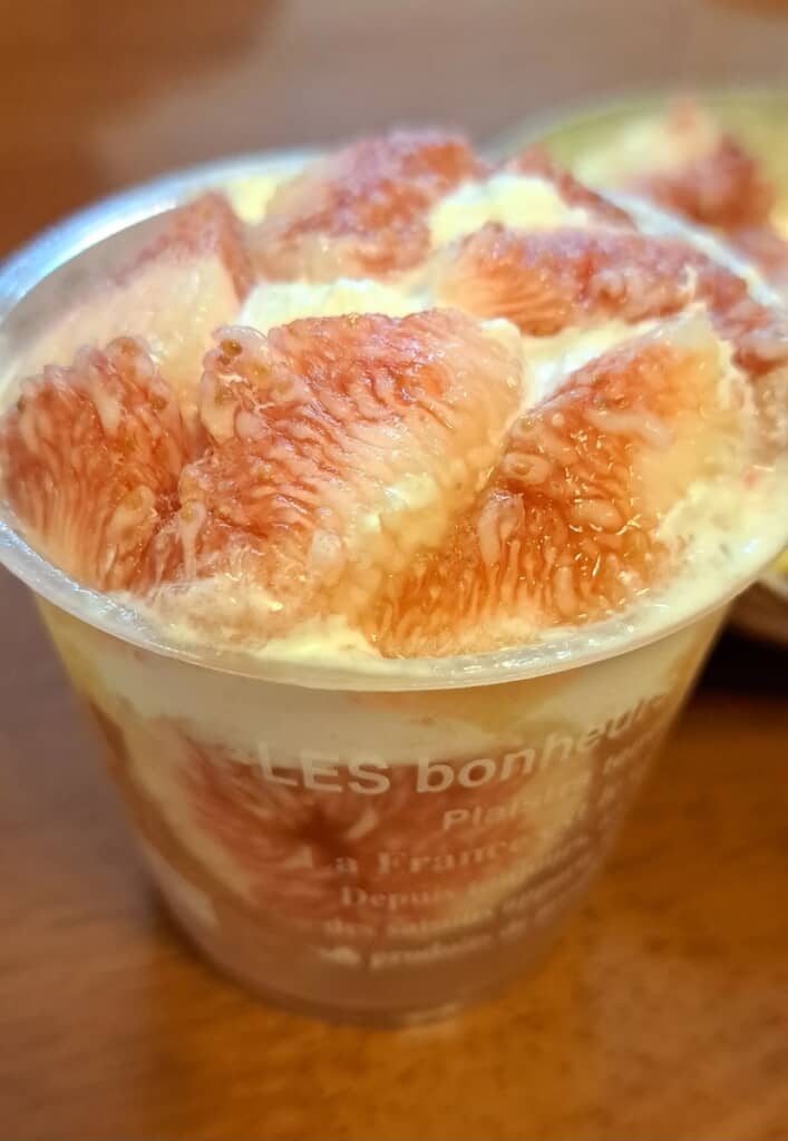 生のいちじくをふんだんに使った豪華なパフェ！