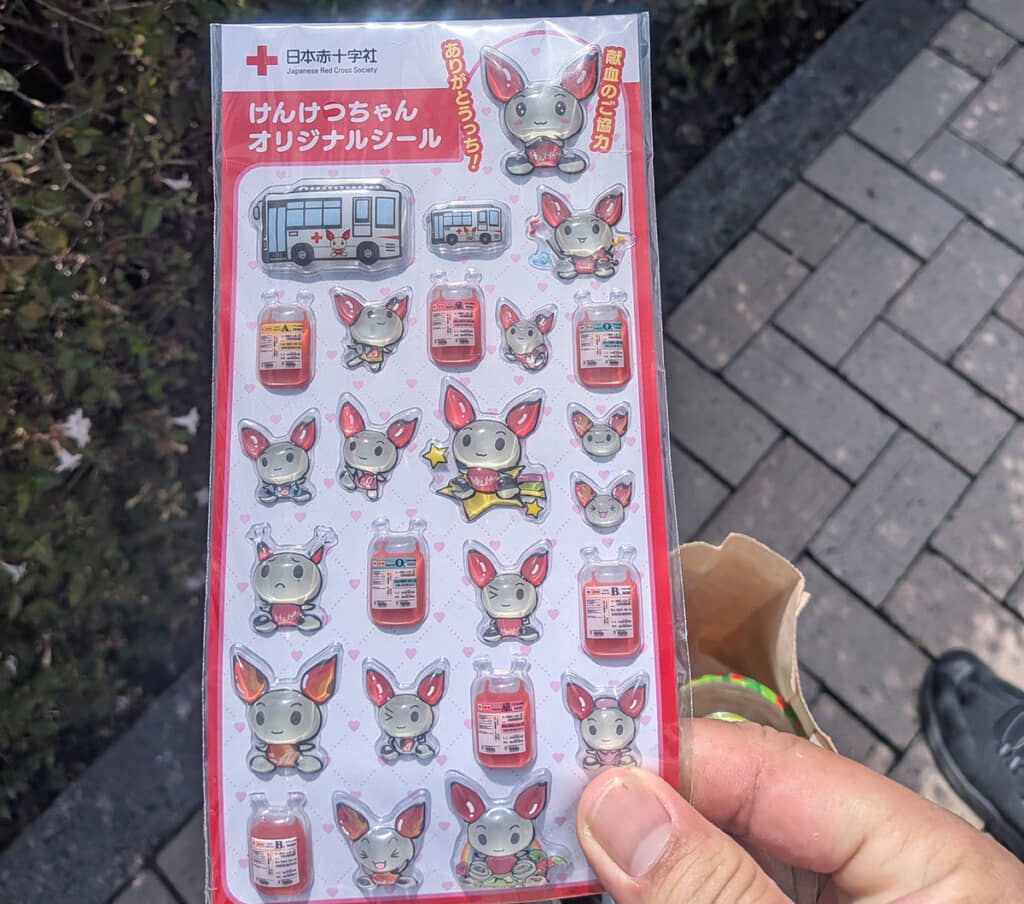 けんけつちゃんと血液バッグ、献血バスのシール