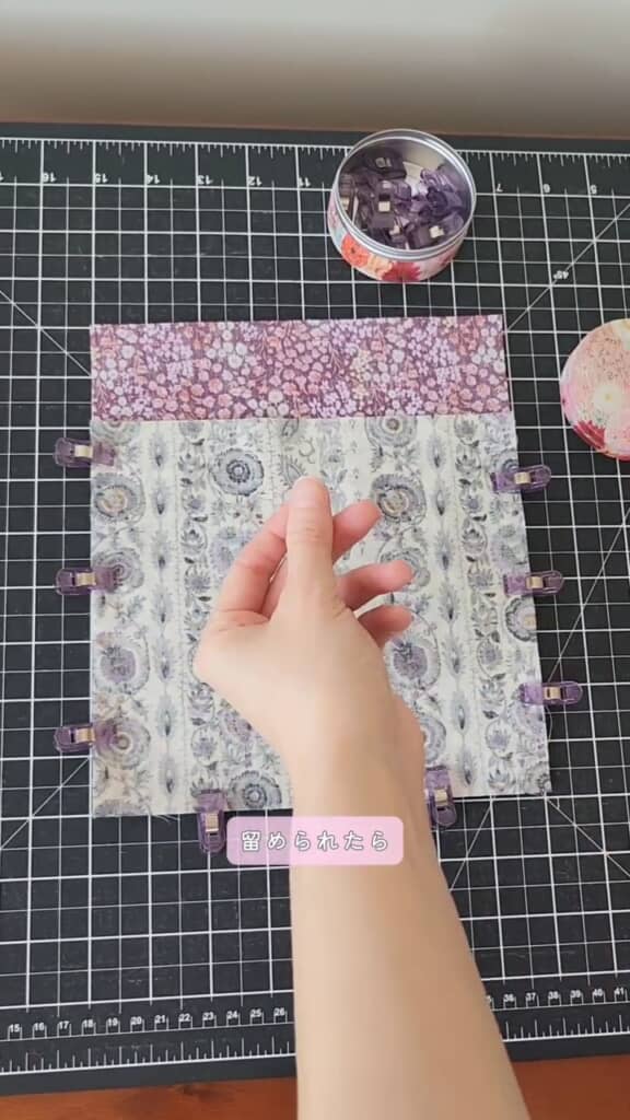 2組の布を中表で合わせたら長い方に短い方を重ね、ずれないようピンチで留めます