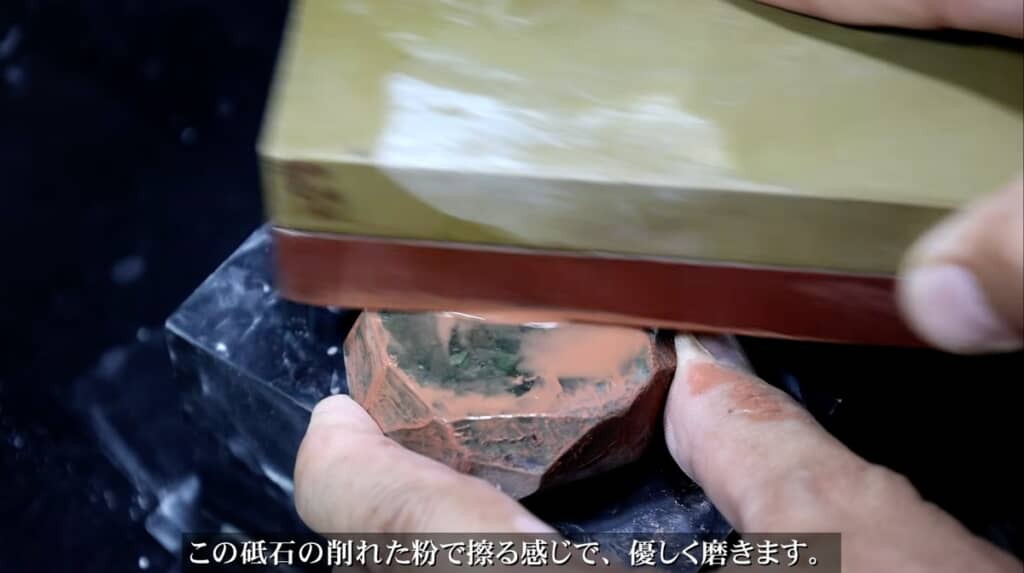 はやる気持ちを抑えて優しく丁寧に磨きます