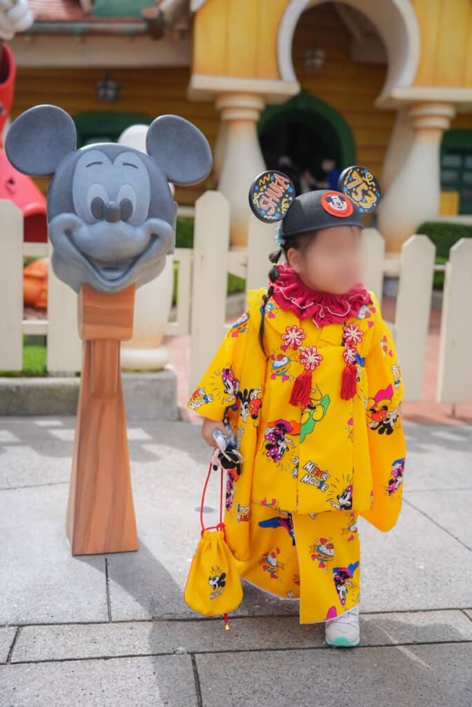 ミッキー柄のかわいい着物を着て、ディズニーで七五三!