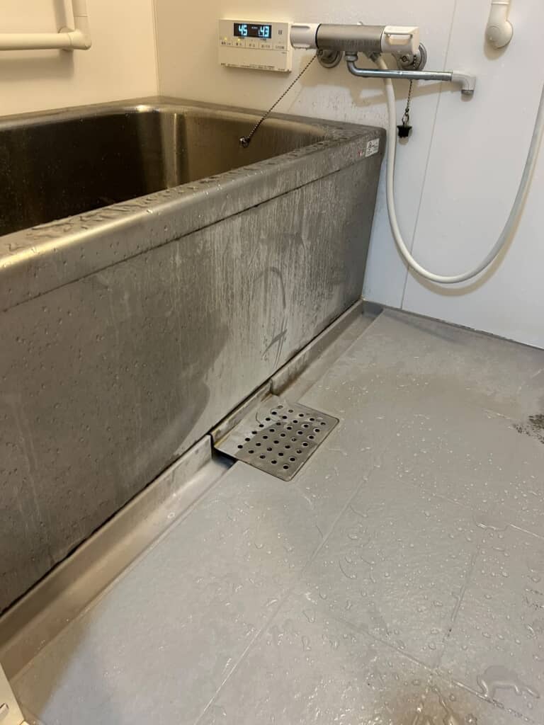汚れきっていた水道周りや浴槽の外側
