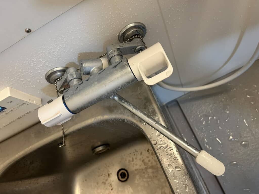 水垢がびっしりの水道周り