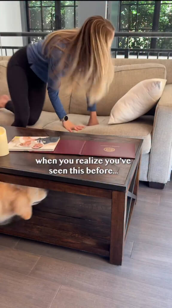 飼い主のケイティさんがソファに行くと、すかさずローテーブルの下へ入り込むエマちゃんです