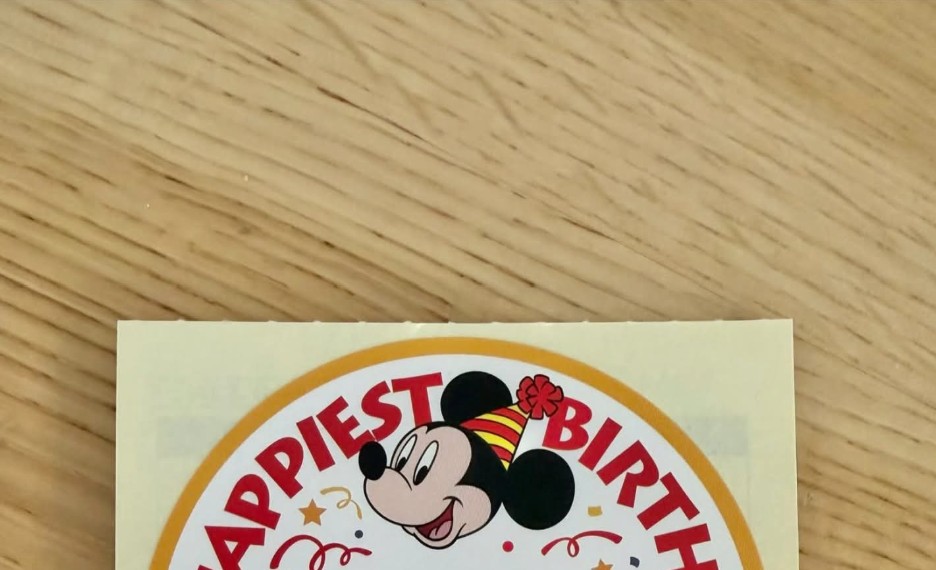 お誕生日のステッカーに書かれていたのは……