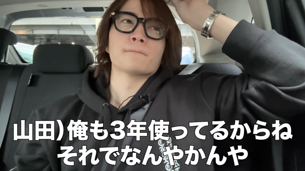 黒縁メガネ姿で登場した菊池さん（画像はYouTubeから）