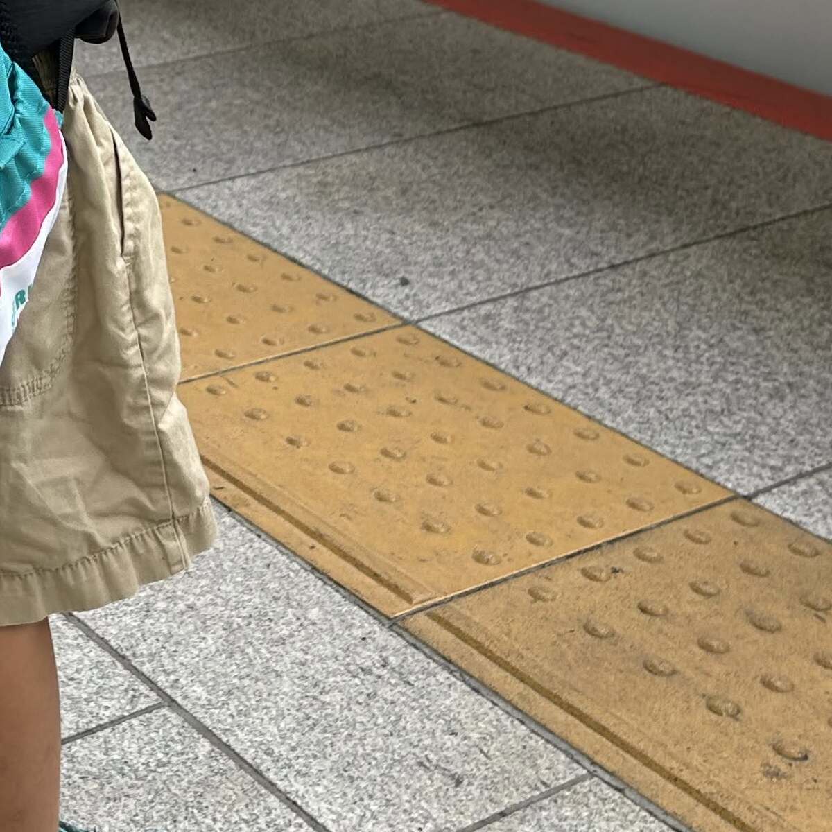 5歳息子を連れ、新幹線のホームへ行ったら……　まさかの格好に「声掛けちゃうかも」「完璧に同化してますね」 | ライフスタイル ねとらぼ