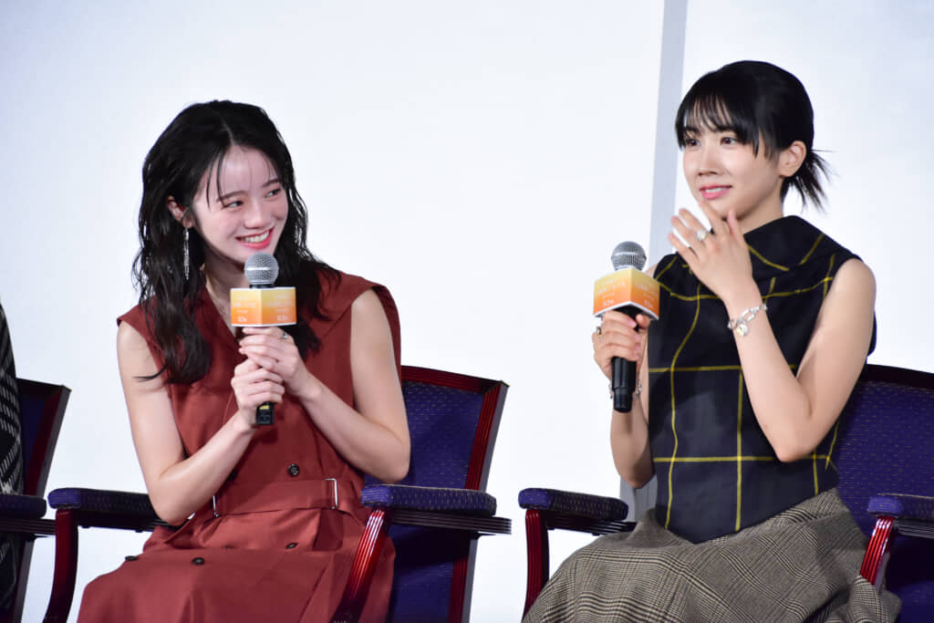 三女と次女を演じた中島さん（左）、松本さん（右）