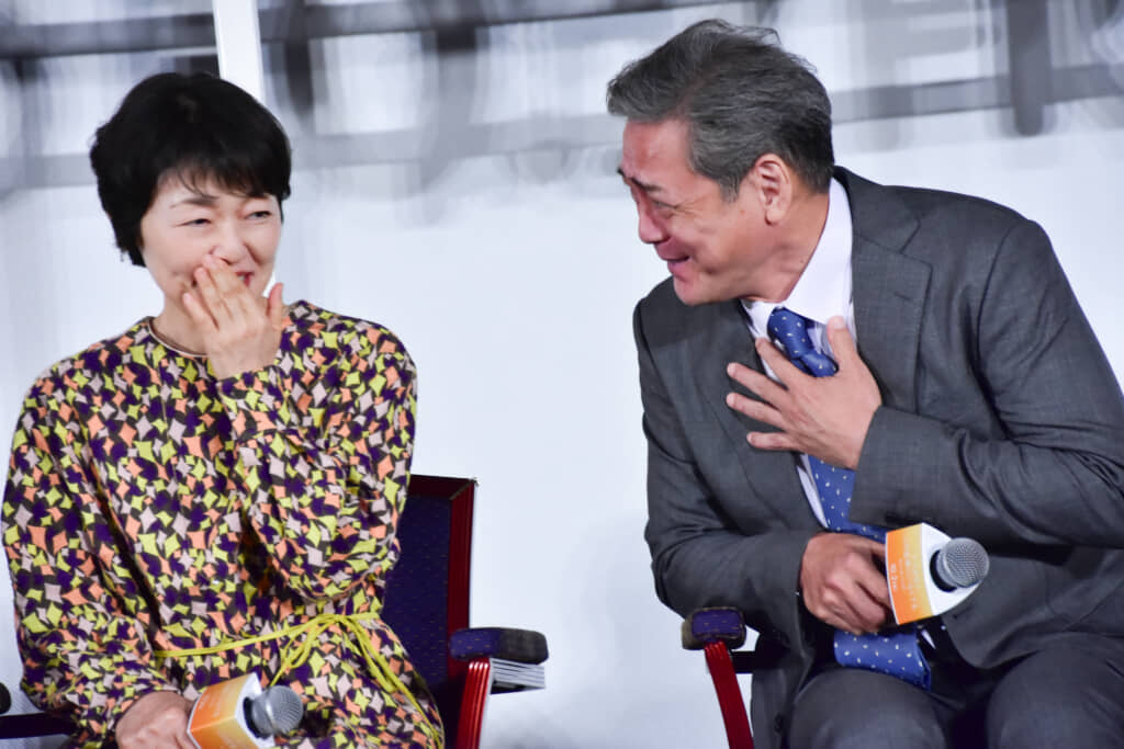 夫婦役を演じた小林聡美さん（左）とデビット伊東さん