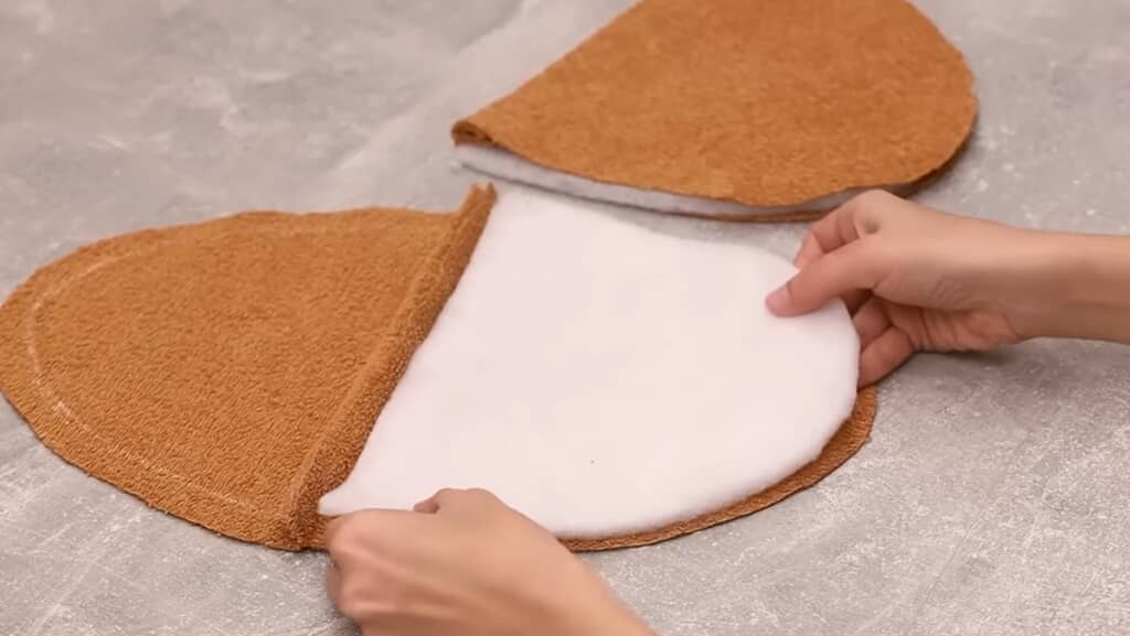 詰め綿を間に挟んで縫います
