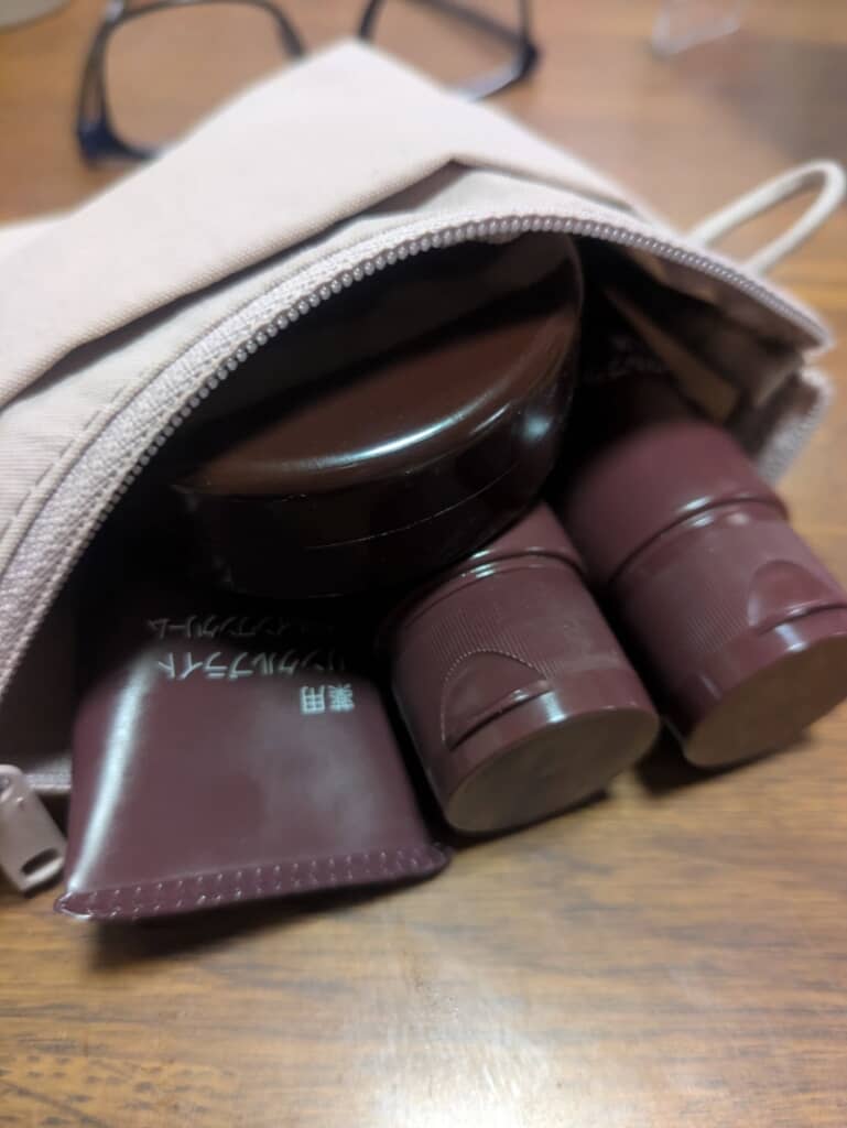 チューブタイプの化粧品と一緒に入っていたのは……