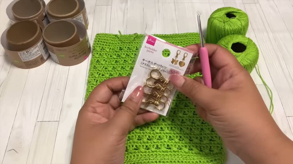 ダイソーのキーホルダーパーツ（ナスカン ゴールドカラー）