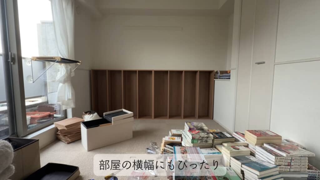 据え付けのようにぴったり収まる本棚。高さも揃っていてきれい