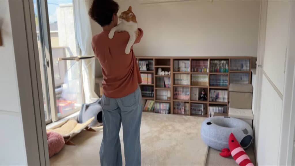 漫画を入れ終えた本棚をレオくんと眺める