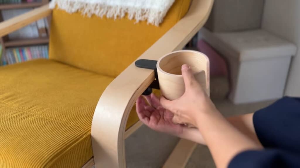 「ドリンクホルダーの持ち手用の穴が少し浅いため、マグの形によっては斜めになってしまうかもしれない」と秀さん