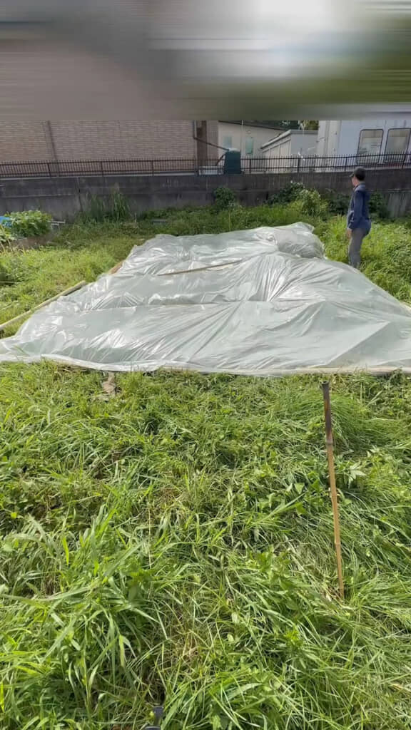 空気の出入りがなるべくないよう押さえておく