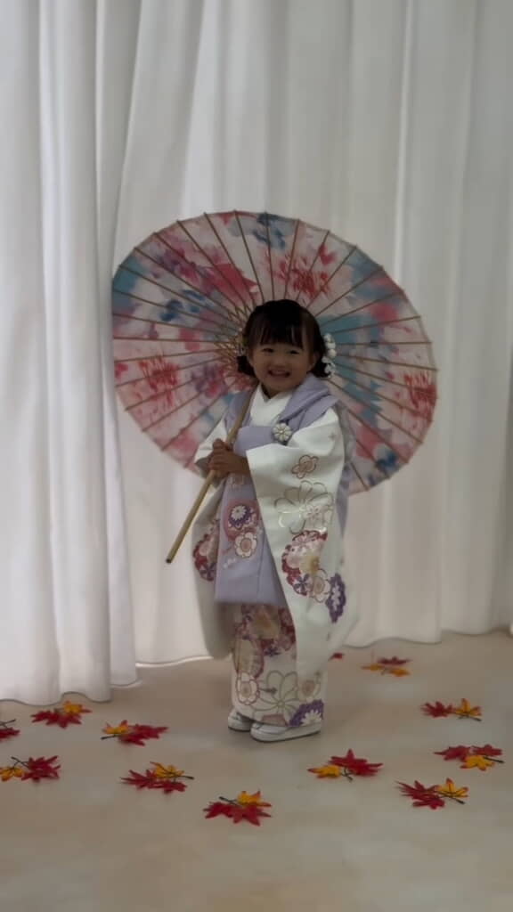 傘を持った姿も決まっています