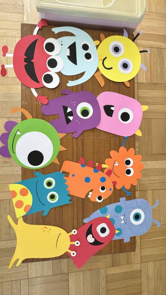 色紙で作られたカラフルなモンスターの飾り