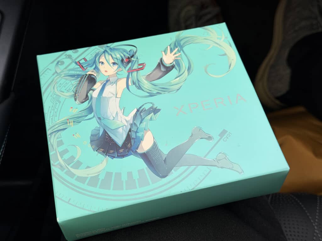 初音ミクが描かれたソニーXperiaのコラボモデル限定パッケージ