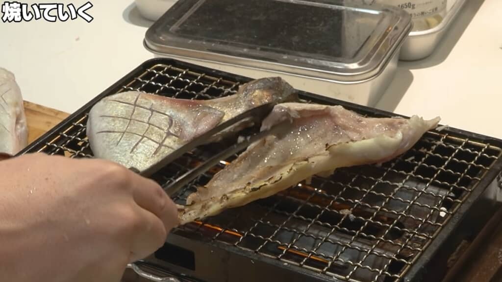 巨大シマアジのカマと腹骨は塩焼きに