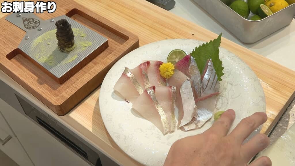 刺身も盛り付けます