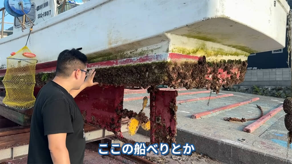 船べりには大量の謎生物が