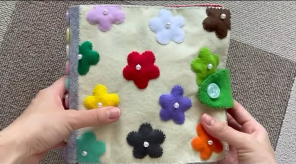 妊娠中に作ったフェルトの仕掛け絵本がすごい