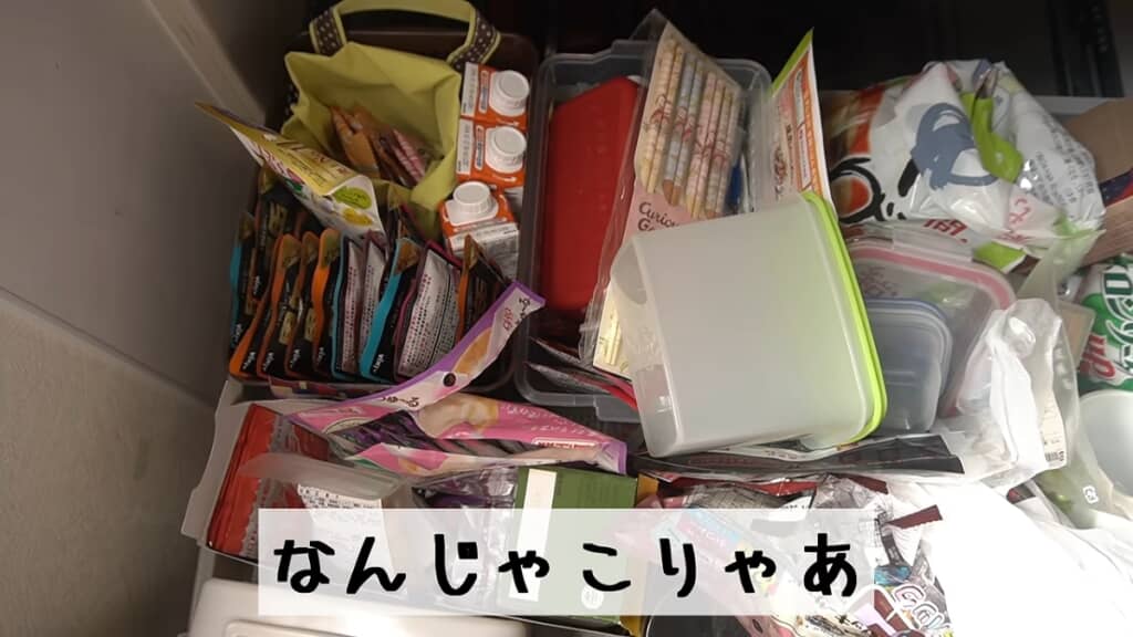 引き出しには食材などがぎっしり