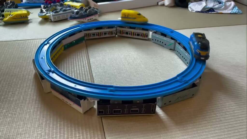 円環状のレールの上を走るハッピーセットのおまけのプラレール