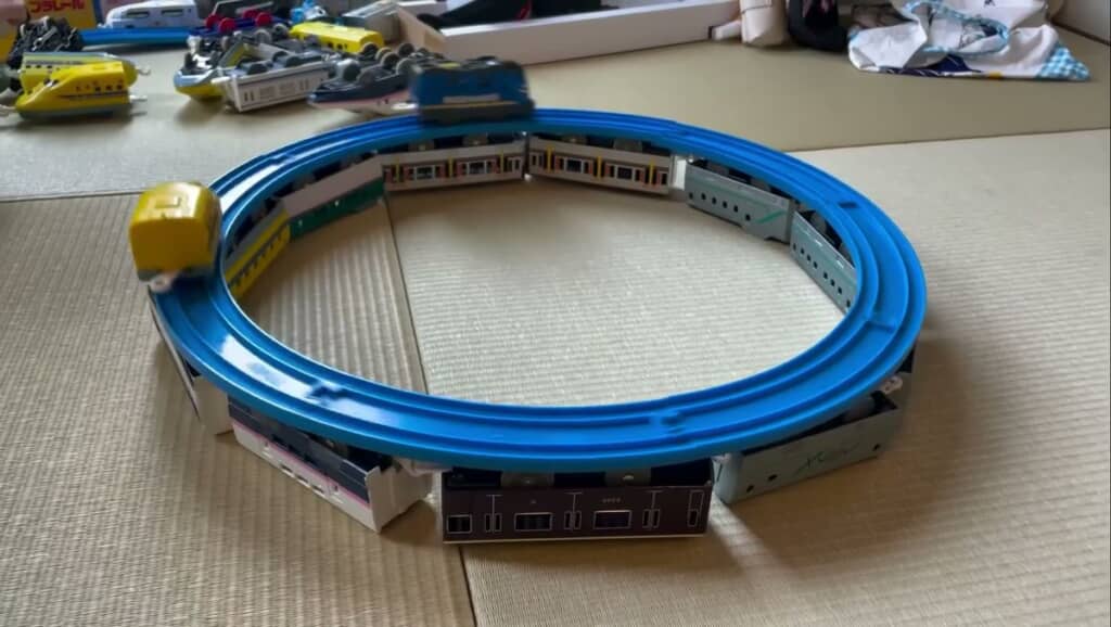 動くレールの上に置いてあるハッピーセットプラレール