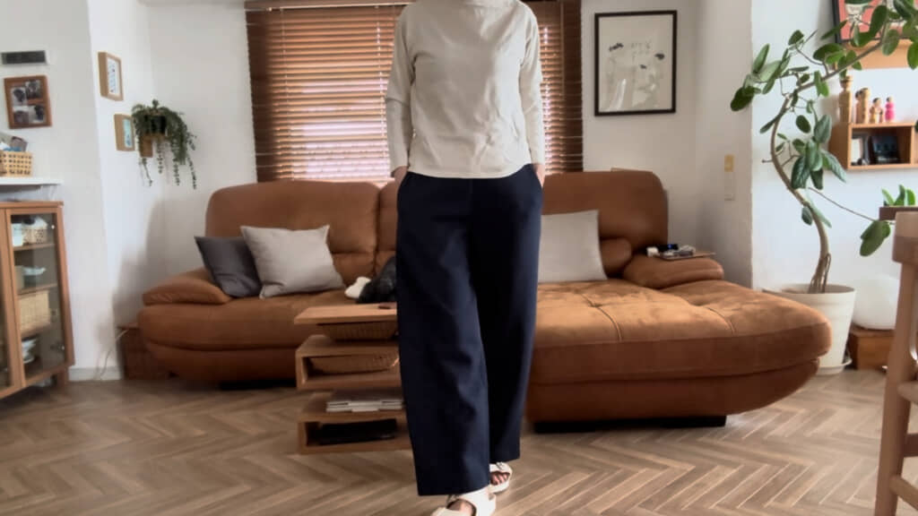 白いロングTシャツと合わせるだけでもおしゃれ
