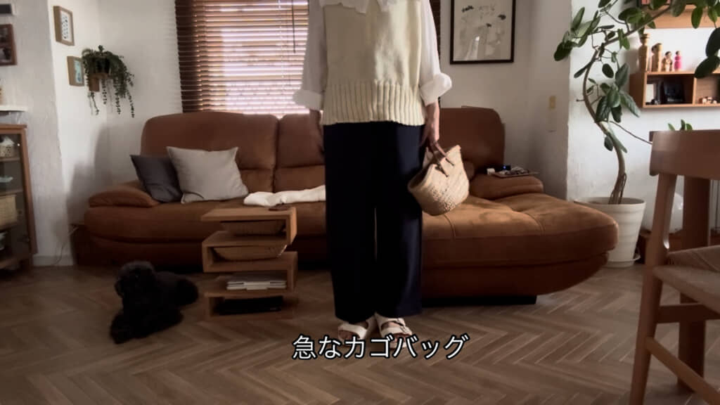 レース襟のブラウスを使ったレイヤードコーデ