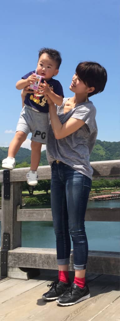 1歳の息子さんを抱っこするももさん