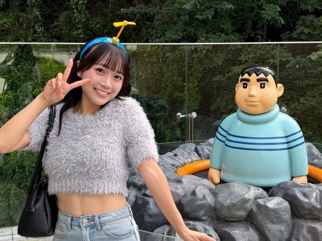 21歳の時に8歳のポーズを再現。大人になりましたね